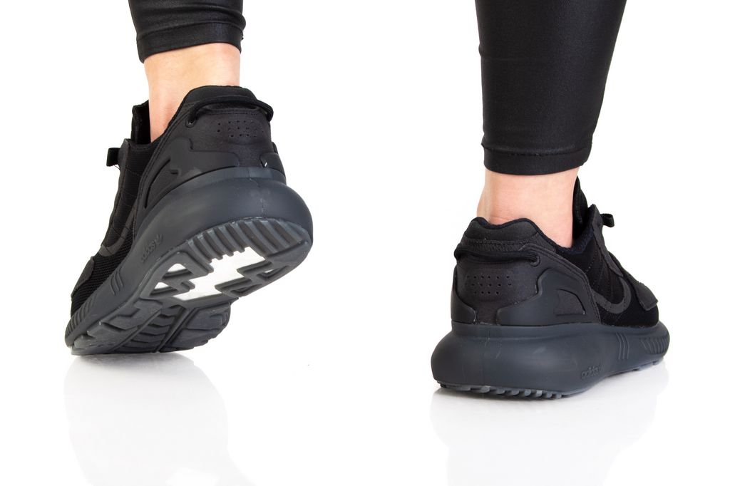 すず① Beżowe zamszowe sneakersy - CROPP - 055DC-08X